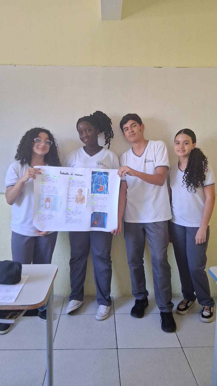 Alunos apresentam um trabalho de ciências na escola