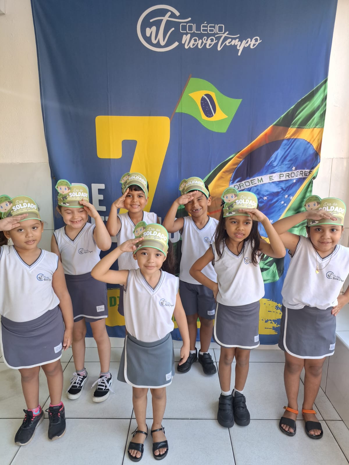 Crianças com chapéus confeccionados para uma atividade na escola