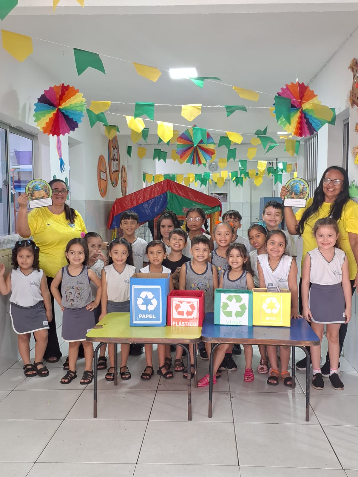 Alunos e educadoras participam de atividade sobre reciclagem