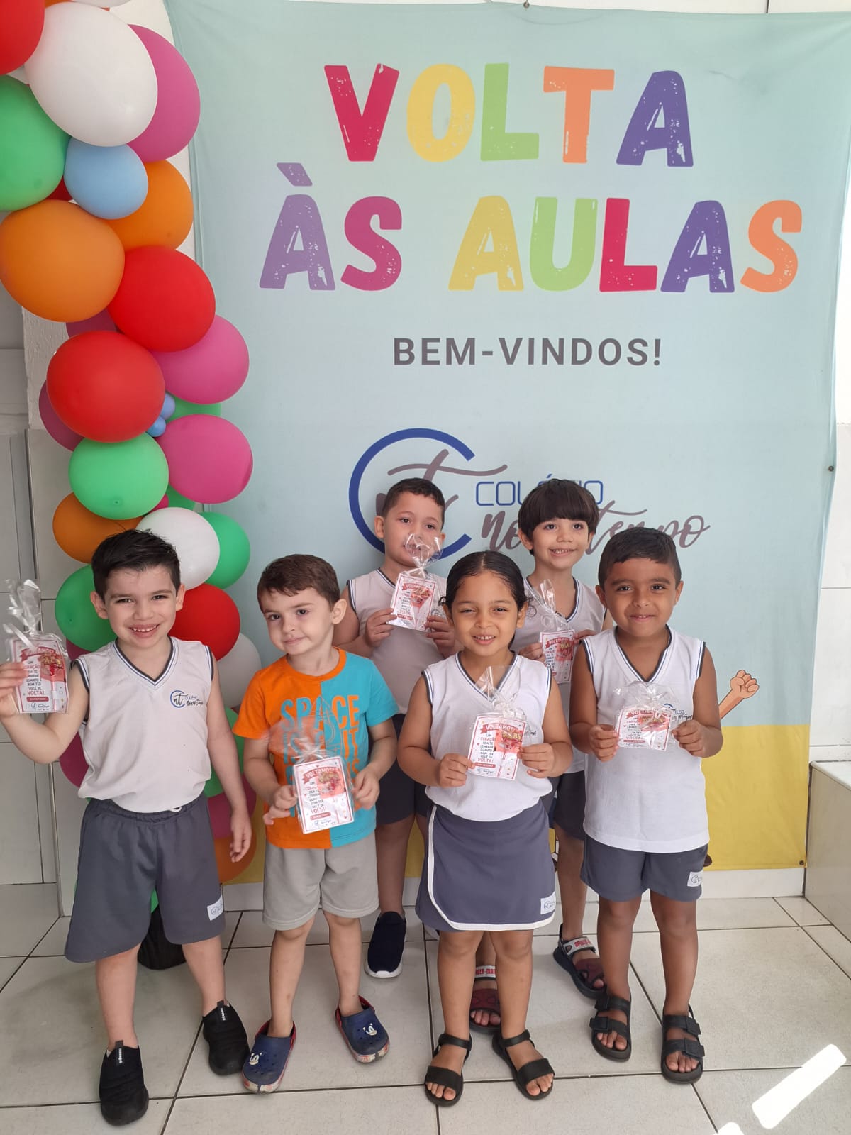 Alunos reunidos para celebrar a volta às aulas